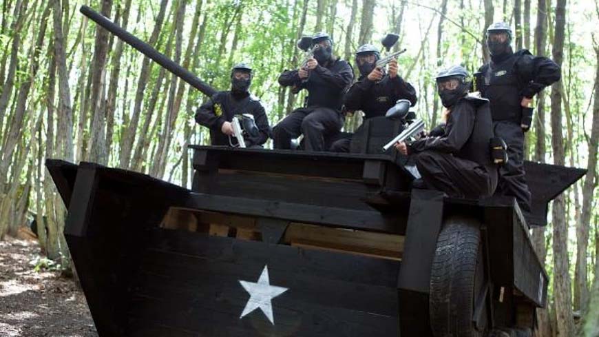 Paintball players advancing in Counter Strike