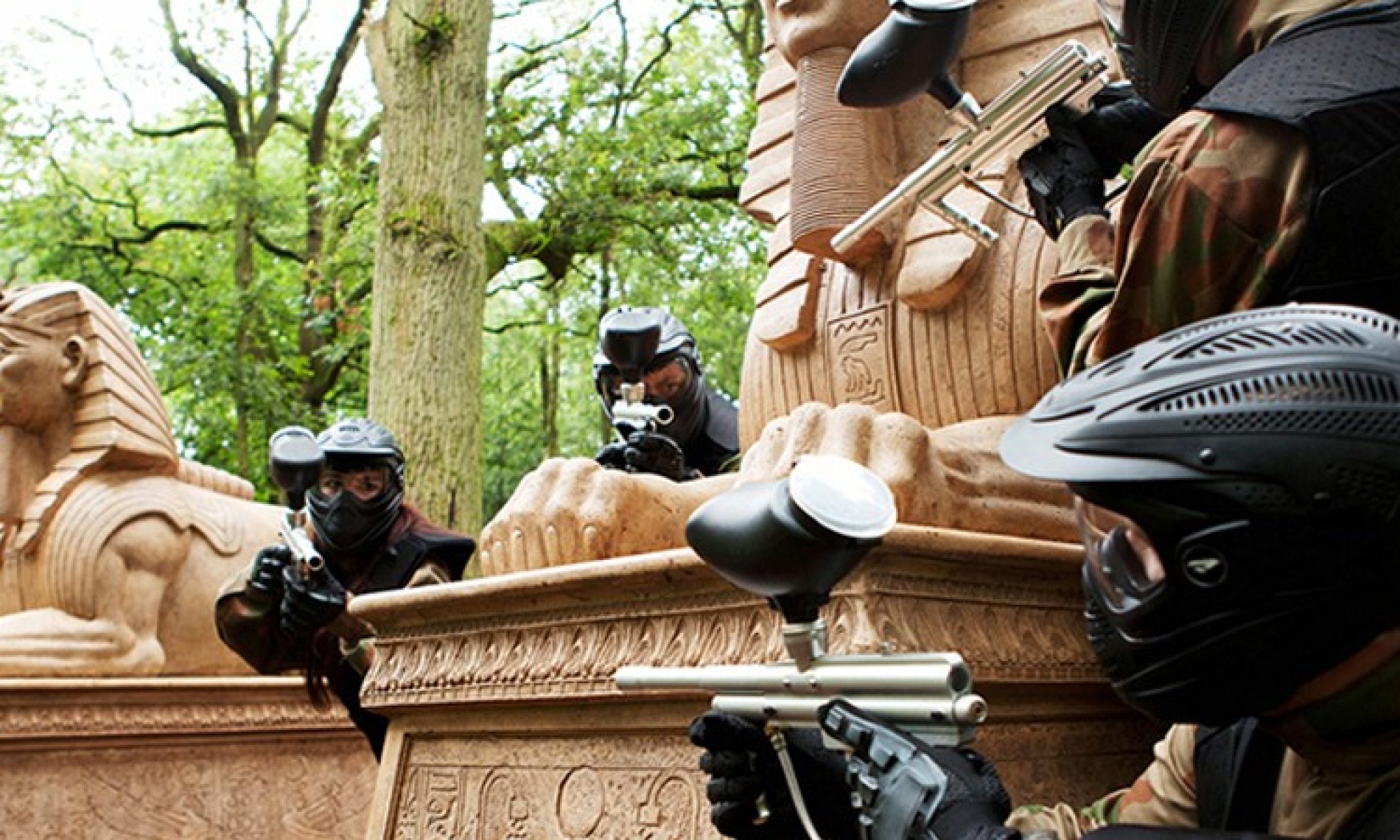 Players taking cover among the Tomb Raider ruins