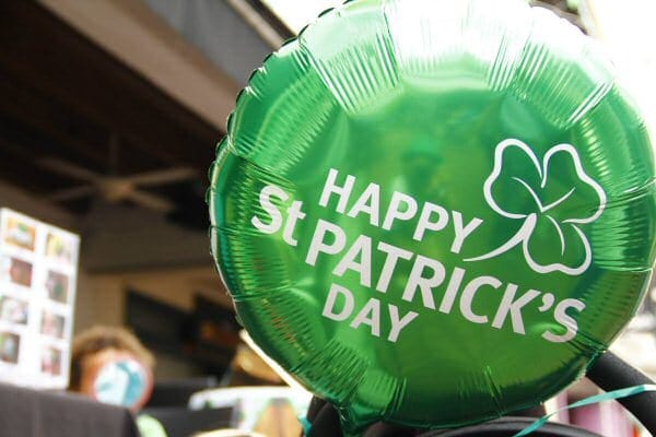 Green 'Happy St Patrick's Day' balloon