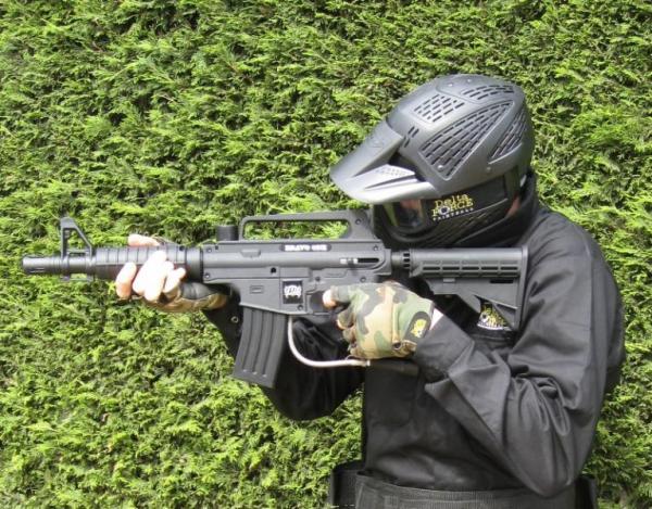 Player tests M16 paintball gun