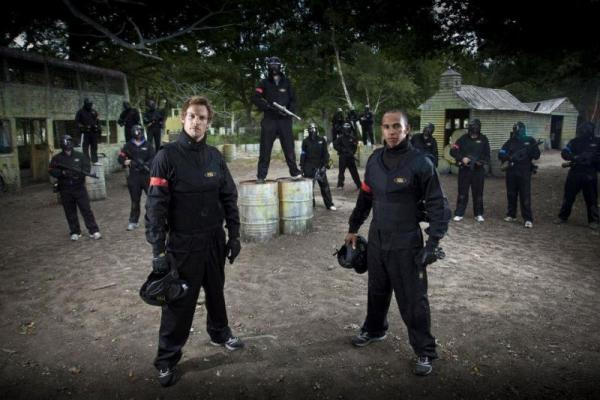 Lewis Hamilton and Jensen Button pose with team