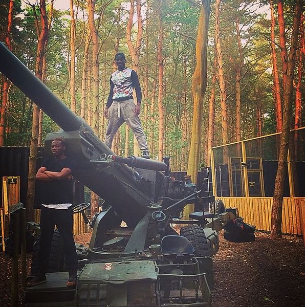 Mario Balotelli poses on Howitzer gun