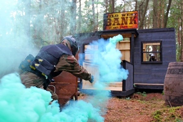 Player throws smoke grenade into Wild West bank